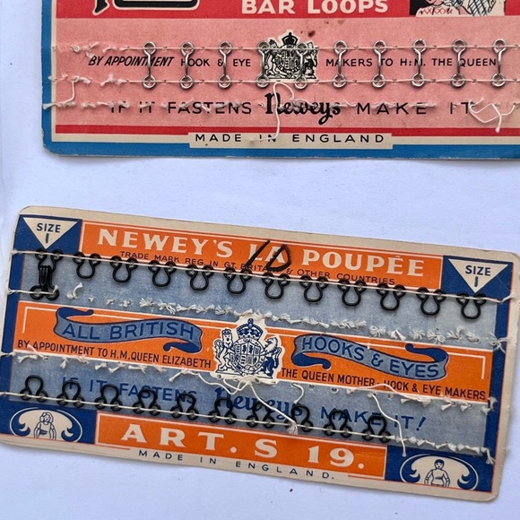 Lot of vintage sewing supplies, hooks, buttons more - Picture 10 of 11